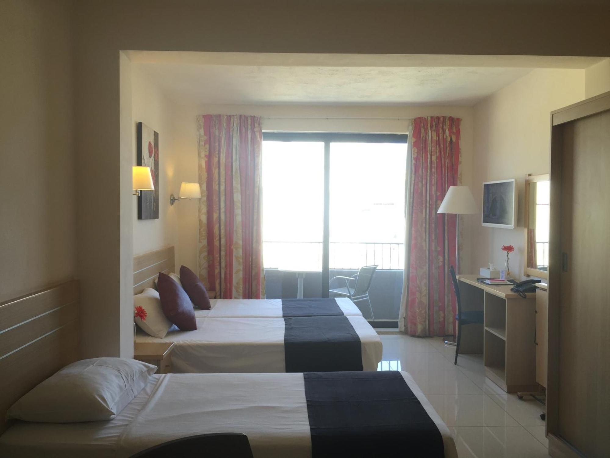 Dean Hamlet Hotel Saint Julian's Екстериор снимка